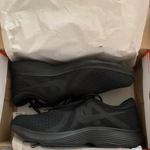 Nike Revolution 4 Trainer | Black | New | size 9.5